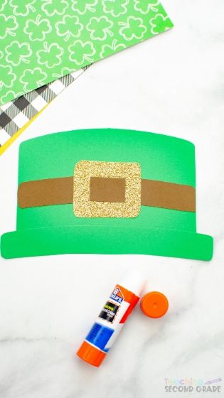 This Leprechaun Beard Weave Activity is fun for kids. Not only do they get to learn more about leprechauns but they get to practice their fine motor skills. #teachingsecondgrade #leprechaun #stpatricksdaycraft #easycraftsforkids #finemotorskills | Easy Kids Crafts | St. Patrick's Day Crafts | Weaving Crafts | Fine Motor Skills Crafts | Leprechaun Crafts